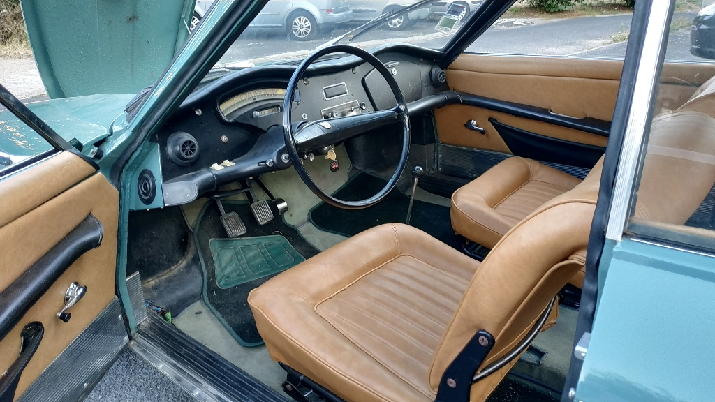 Panhard 24B Tof inside.jpg