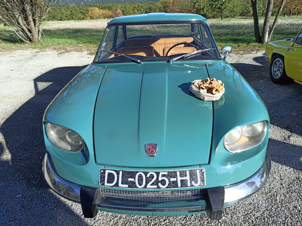 Panhard 24B devant1.jpg